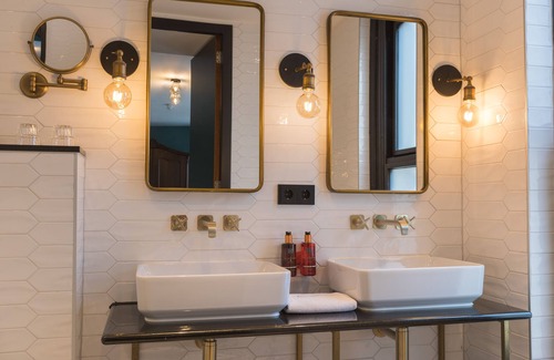 Nieuwmarkt en Lastage Hotel | The Hendrick's Hotel