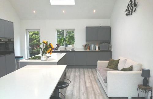 Newmarket House | The Highlands 5 bed 5 bath large spacious house