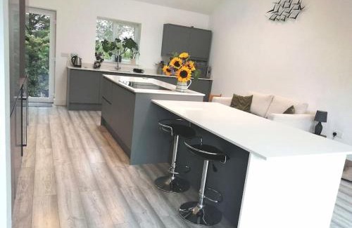 Newmarket House | The Highlands - 5 bed 5 bath - Huge Sociable House