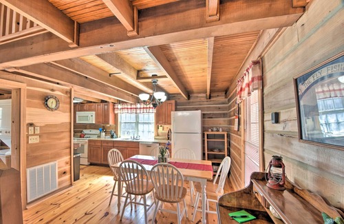 Gumlog Cabin | ‘The Lake Place’ Cabin w/Golf Cart & Free Kayaks!