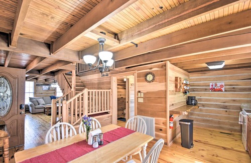 Gumlog Cabin | ‘The Lake Place’ Cabin w/Golf Cart & Free Kayaks!