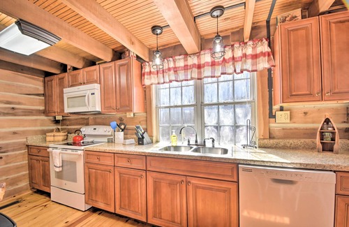Gumlog Cabin | ‘The Lake Place’ Cabin w/Golf Cart & Free Kayaks!