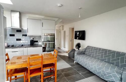 Enfield Highway House | The Link
