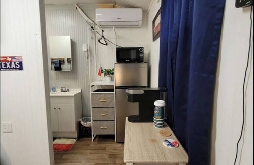 Odessa Cabin | The LittleTexan. near I20 & west co. WIFI!