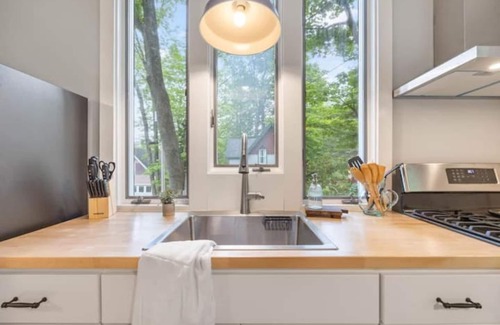 Bayside Cottage | The Nightingale - Cozy & Updated Seaside Cottage