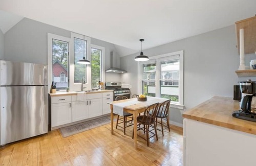 Bayside Cottage | The Nightingale - Cozy & Updated Seaside Cottage