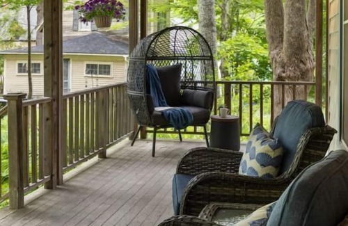 Bayside Cottage | The Nightingale - Cozy & Updated Seaside Cottage