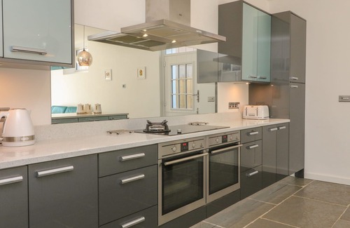 Braunton Cottage | THE OLD COACH HOUSE, family friendly, with hot tub in Braunton