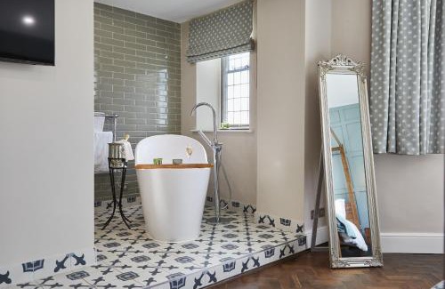 Bourton Hotel | The Old New Inn