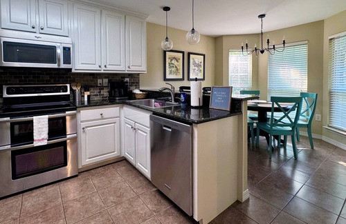 Fairhope House | The perfect retreat! Tucked away on a private lane, 15min to downtown Fairhope.