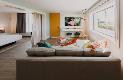 Lincoln Acres Hotel | The Rambler