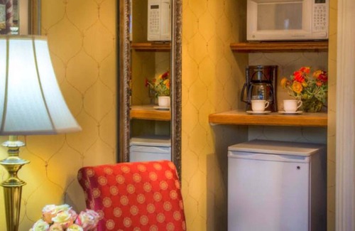Downtown Niagara Falls Hotel | The Red Coach Inn