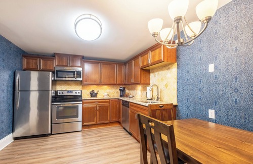 Downtown Niagara Falls Hotel | The Red Coach Inn