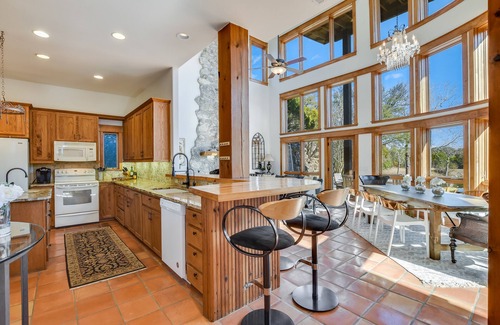 Barton Creek Highlands House | The Retreat at Crystal Creek- 8 miles to downtown Austin!