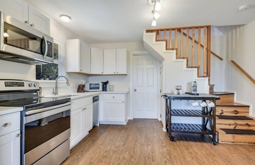 Barton Creek Highlands House | The Retreat at Crystal Creek- 8 miles to downtown Austin!