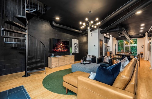 Butchertown House | The Rickhouse ~ Hot Tub & Games Steps From NULU