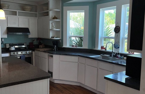 Umatilla House | The Rose on Lakeside nMount Dora-Umatillan4 Bedrooms n2 1/2 bathrooms nSleeps 10