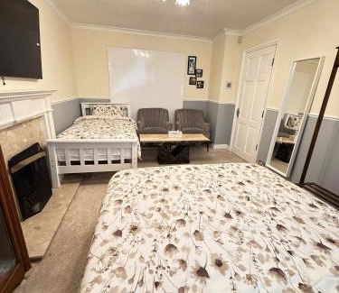 Little Hay House | The RS Inn Cozy Homestay Premium Private Rooms With Parking Near Birmingham Airport, Lake Park For Solo, Couples & Family