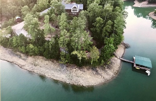 Dandridge House | "The Rusty Hook" - Spacious Lakefront 4 Bedroom W/Private Covered Dock