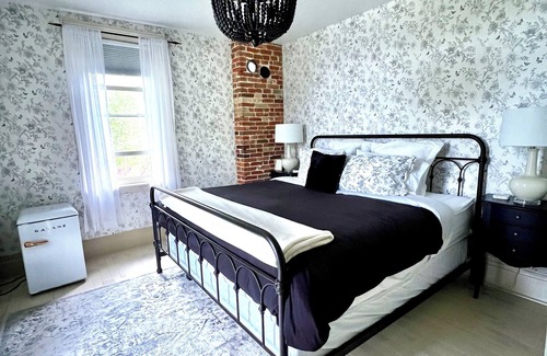 Coboconk Hotel | The Saucy Willow Inn and Cottages