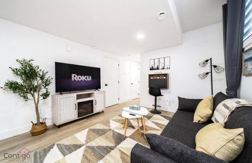 Jasper Place House | The Sherwood, AirCon, Near WEM & DT, Sleeps 10!