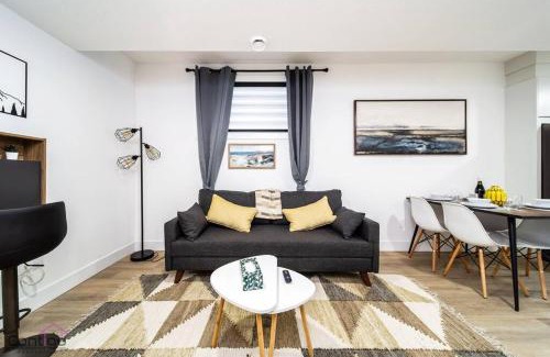 Jasper Place House | The Sherwood, AirCon, Near WEM & DT, Sleeps 10!