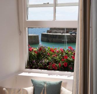 Mousehole Hotel | The Ship Inn