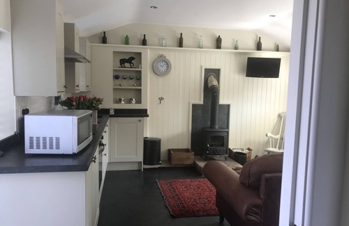 Stourbridge Cabin | The Stable at New Wood Farm. Private parking behind electric gates.