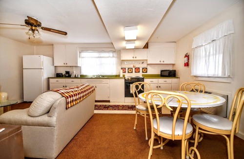 Brevard Hotel | The Sunset Motel