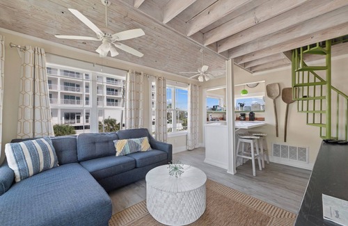 Villa Primera House | ๐๏ธ The Surf Shack | Gulf Views + 30 Steps to Beach | Budget + Pet-Friendly ๐พ