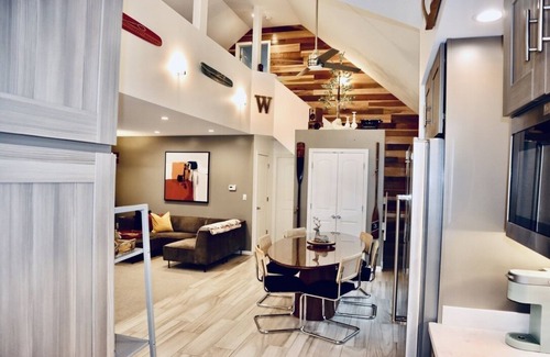 Edinboro House | "The Tahoe" Modern Lake House Retreat~Close to Beach & Lake!