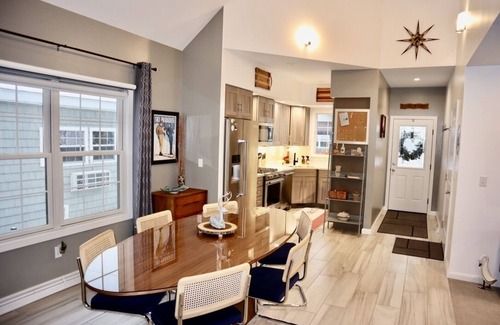Edinboro House | "The Tahoe" Modern Lake House Retreat~Close to Beach & Lake!