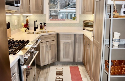 Edinboro House | "The Tahoe" Modern Lake House Retreat~Close to Beach & Lake!