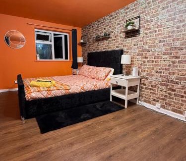Mill Road Apartment | The Tangerine Retreat by Station