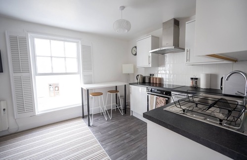 City Centre House | The Teapot Cottage 🫖 in Town Centre.