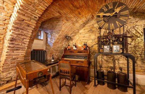 Sighisoara Hotel | The Throne - M Museum Hotel
