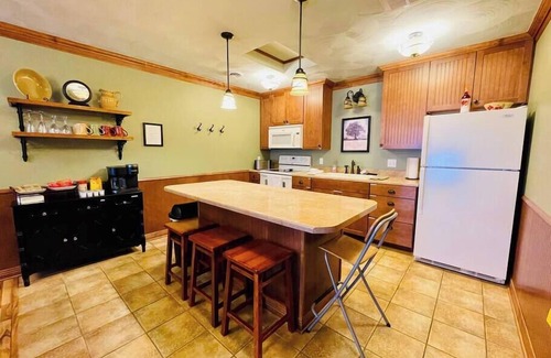 Redwood Falls House | The Vintage Inn - Hidden Gem!