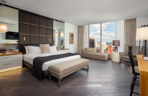 Logan Square Hotel | The Windsor Suites