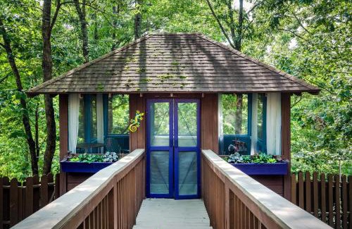 Eureka Springs Historic District Hotel | The Woods Cabins