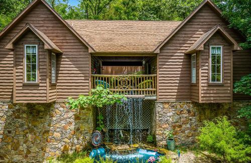 Eureka Springs Historic District Hotel | The Woods Cabins