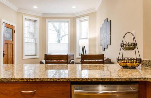 Wrigleyville Apartment | The Wrigleyville VIP-200 Steps from Wrigley Field