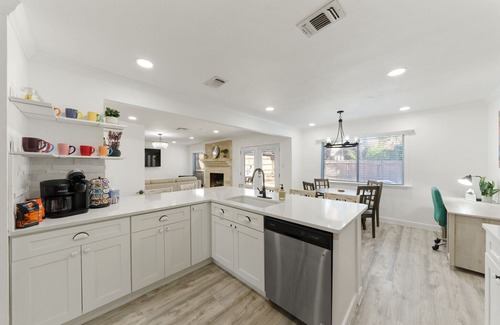 North Central Thousand Oaks House | theOAKloft-Heated Pool/HotTub- Games - Bring Fido- Memorable Experience