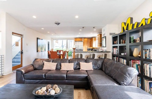 Venice Canals House | This modern architectural mansion overlooks the historic Venice Canals.