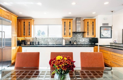 Venice Canals House | This modern architectural mansion overlooks the historic Venice Canals.