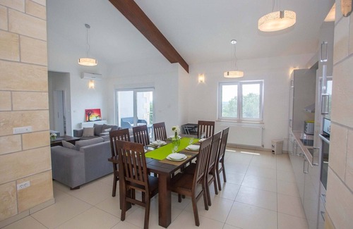 Rojci Apartment | Three-Bedroom Apartment Sunce No.3 with Shared Pool
