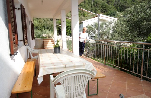 Gdinj Apartment | Three bedroom apartment with terrace and sea view Cove Skozanje, Hvar (A-4024-a)