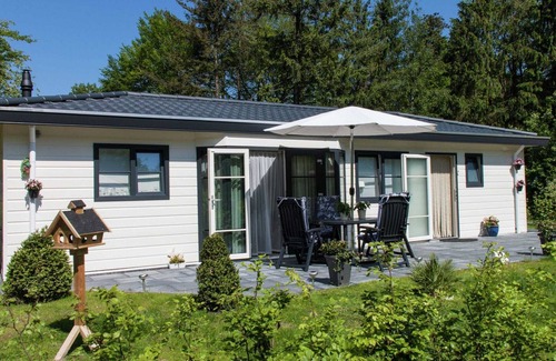 De Bult House | Tidy chalet with dishwasher, surrounded by forest