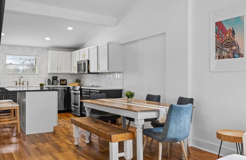 Nashville House | TIMELESS CHARM: TOP-RATED HOME, 6 MINUTES TO DOWNTOWN & BROADWAY