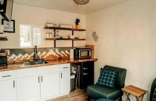 Grants Pass Cabin | Tiny Cottage w/Firepit/Hottub/Outdoor tubs