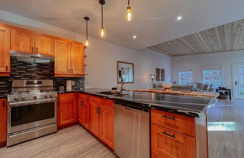 Tofino House | Tofino Escape-Hot Tub, Modern, Marina, Pets, BBQ